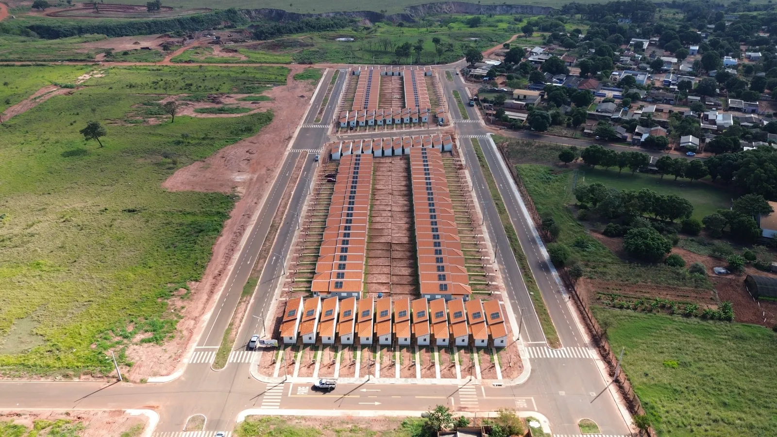 Vista aérea de loteamento residencial com energia solar em todas as casas
