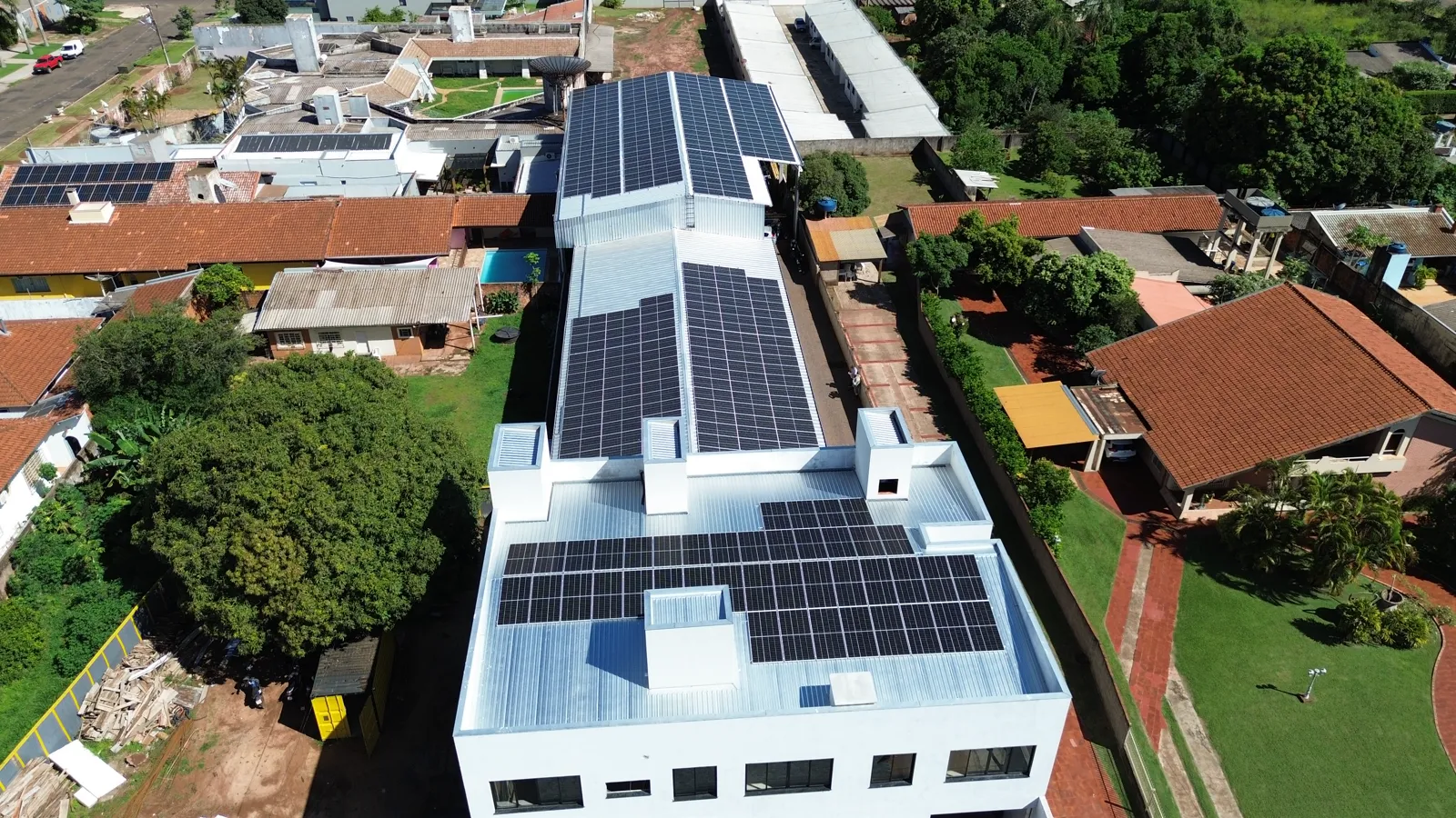 Vista aérea de edifício comercial com telhado coberto por painéis solares